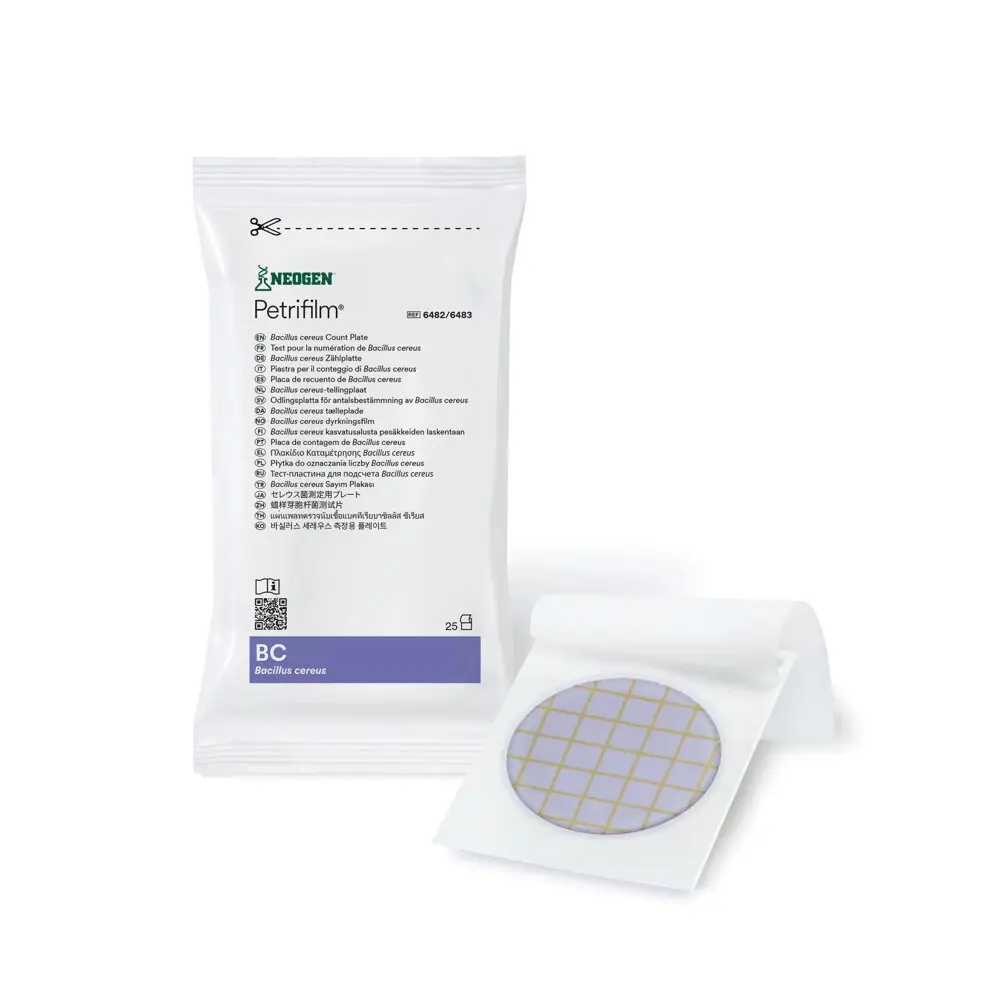 Neogen Petrifilm BC-förpackning med lila märkning och en odlingsplatta med cirkulärt rutnät för Bacillus cereus.